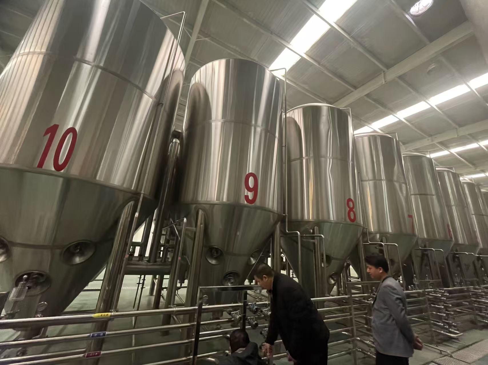 甘南精酿啤酒设备厂—平面布置、设备设计、制造、调试、培训等一条龙服务